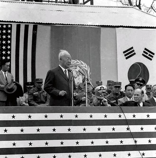 1958년 5월 1일 경기도 포천과 연천 접경의 주한미군 세인트바바라사격장(현 육군 다락대훈련장)에서 열린 어니스트 존 미사일과 M65 원자포 시범발사식에서 연설하는 이승만 대통령. photo 행정안전부 국가기록원