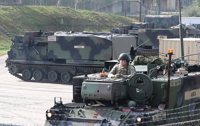 2023년 9월 12일 경기도 동두천시 캠프 케이시 내 미2사단 제210포병여단의 M270 MLRS 등 다연장로켓 발사기를 뒤로하고 지휘차량 등이 기동 훈련을 하고 있다. /남강호 기자