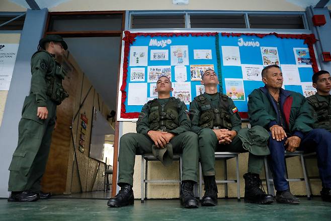 베네수엘라 군인들이 25일 수도 카라카스에 설치된 총선 투표소를 지키고 있다./로이터 연합뉴스