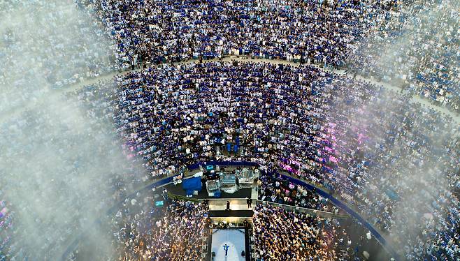 24일 오후 서울 서대문구 연세대학교 신촌캠퍼스 원형극장 상공에서 드론을 통해 바라본 개교 140주년 기념 아카라카 축제의 모습. /장련성 기자