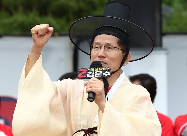 김문수 국민의힘 대통령 후보가 24일 경북 안동시 웅부공원 앞에서 유세를 하고 있다./뉴스1