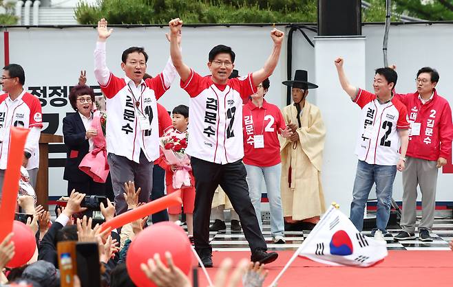 김문수 국민의힘 대선 후보가 24일 경북 안동시 웅부공원 인근에서 열린 유세에서 지지자들에게 인사하고 있다./뉴시스