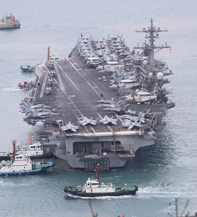 2025년 3월 2일 오후 미국 해군 핵추진 항공모함 '칼빈슨함'(CVN-70)이 부산 남구 해군작전사령부 부산작전기지에 입항하고 있다.길이 333m, 폭 77m, 무게 10만여 톤, 승조원 6000여 명에 달하는 니미츠급 항모인 칼빈슨함은 항공기 80여 대를 탑재할 수 있어 '떠다니는 군사기지'로 불린다./김동환 기자