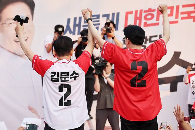 김문수 국민의힘 대통령 후보가 26일 오후 서울 도봉구 방학동 사거리 유세에서 한동훈 전 대표와 함께 시민들에게 인사하고 있다./공동취재