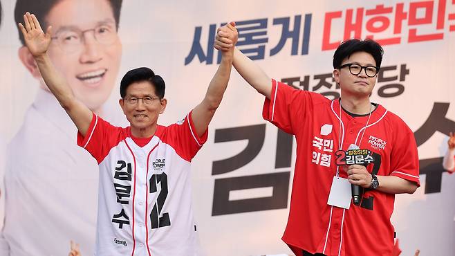 김문수 국민의힘 대통령 후보가 26일 오후 서울 도봉구 방학동 사거리 유세에서 한동훈 전 대표와 함께 시민들에게 인사하고 있다. /공동취재