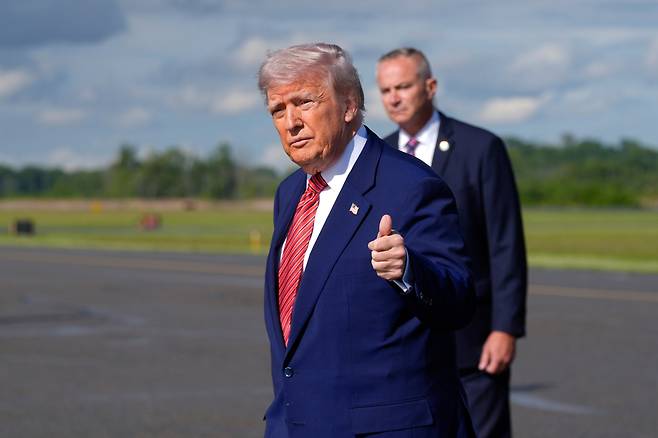도널드 트럼프 미국 대통령이 23일(현지시각) 뉴저지주 모리스타운 시립공항에 에어포스원을 타고 도착해 걸어가고 있다. /AP·연합뉴스