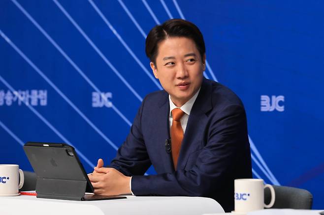 이준석 개혁신당 대통령 후보가 26일 오전 서울 양천구 한국방송회관에서 열린 한국방송기자클럽(BJC) 초청 토론회에서 패널들과 대화하고 있다. /뉴스1