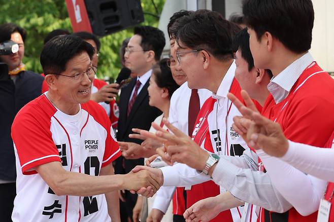 김문수 국민의힘 대통령 후보(왼쪽)가 26일 경기 용인시 포은아트갤러리 광장에서 권성동 의원과 인사를 나누고 있다. /뉴스1