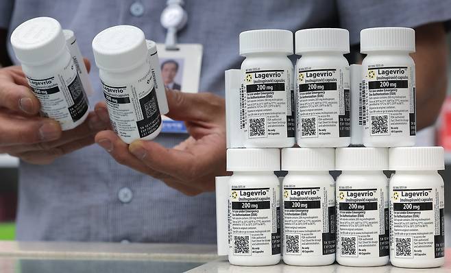 홍콩·대만·싱가포르 등 주변 국가에서 코로나19 환자가 증가하는 가운데 지난 23일 오후 서울 종로구 코로나19 치료제 지정약국인 종로 열린약국에서 약국장이 코로나19 치료제 중 하나인 라게브리오를 정리하고 있다. /뉴스1