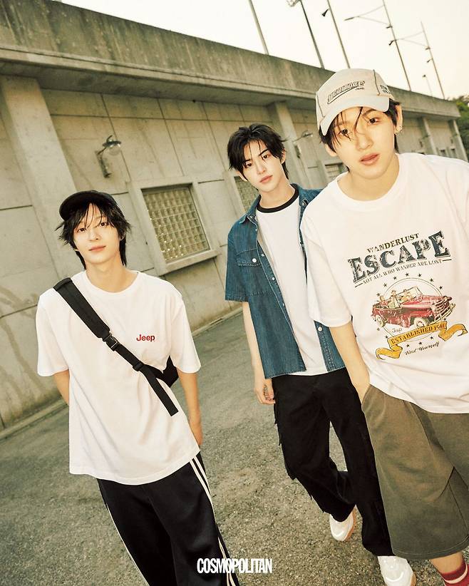 (왼쪽부터, 동화)레드 M-로고 자수 반팔 티셔츠, 라인 디테일 트랙 팬츠, 로고 데님 볼캡, 스트링 슬링백 모두 Jeep. (민제)메탈 로고 반팔 데님 셔츠, 트랙 반팔 티셔츠, 스퀘어 포켓 카고 팬츠 모두 Jeep. (계훈)빈티지 그래픽 워싱 티셔츠, 피그먼트 버뮤다 스웨트팬츠, 나일론 볼캡 모두 Jeep.