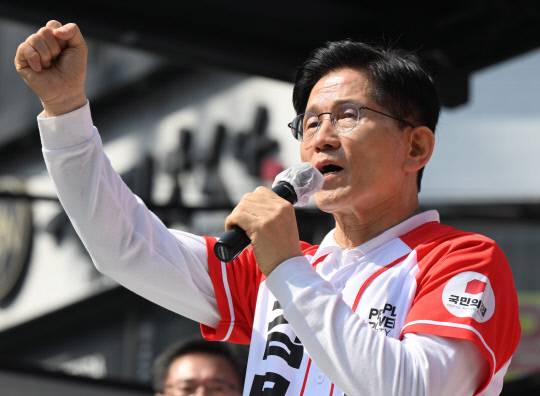 국민의힘 김문수 대선 후보가 14일 진주시 광미사거리에서 유세를 하고 있다.김승권