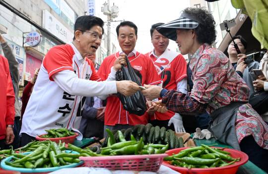 국민의힘 김문수 대선 후보가 14일 진주시 중앙시장에서 상인에게 지지를 호소하고 있다.김승권