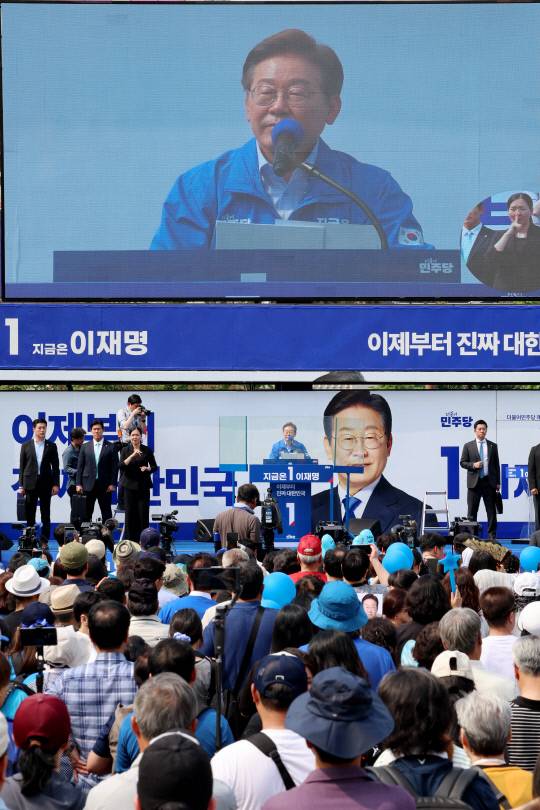 더불어민주당 이재명 대선 후보가 21일 오후 인천 부평역 북광장에서 열린 집중유세에서 지지를 호소하고 있다.조재현기자