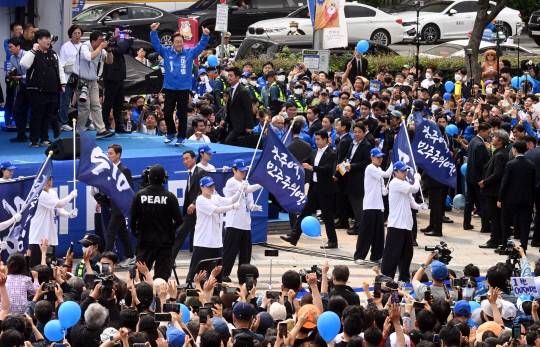 더불어민주당 이재명 대선 후보가 지난 17일 광주시 서구 성산구 김대중컨벤션센터 앞에서 열린 집중유세현장에 입장하고 있다. /나명주기자