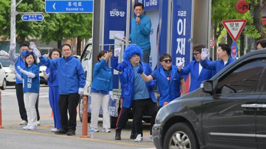 제21대 대통령선거가 가까워 지면서 각 후보 진영의 선거유세전이 뜨거워지고 있다. 지난 22일 오전 춘천시내 주요 로타리 일대에서 더불어민주당 소속 선거운동원들이 시민들을 향해 이재명 후보 지지를 호소하고 있다. 강원일보 박승선