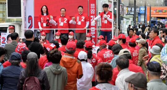제21대 대통령선거가 가까워 지면서 각 후보 진영의 선거유세전이 뜨거워지고 있다. 지난 24일 춘천 명동거리에서 한기호·진종오 국회의원, 김혜란 춘천갑 당협위원장 등이 시민들에게 김문수 대선후보의 지지를 호소하고 있다. 강원일보 박승선