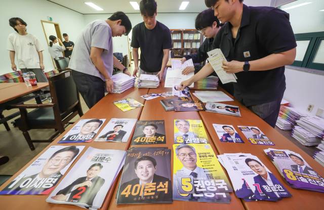 지난 18일 부산 부산진구 범천2동 주민센터에서 제21대 대통령 선거 책자형 선거공보물 발송 작업이 진행되고 있다. 김종진
