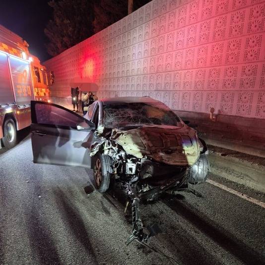 26일 오전 1시15분쯤 천안 구성동 경부고속도로 천안IC 부근 부산 방향에서 발생한 4중 추돌사고로 승용차가 크게 부서져있다. 천안동남소방서 제공