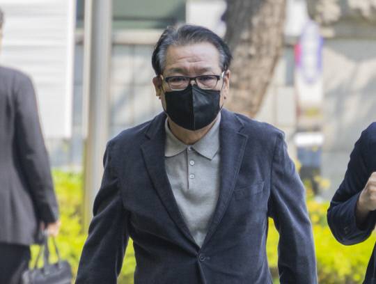 지난 2018년 지방선거 공천헌금 의혹 혐의를 받는 '건진법사' 전성배 씨가 지난 12일 서울 양천구 서울남부지법에서 열린 1심 두 번째 공판에 출석하고 있다. 연합뉴스