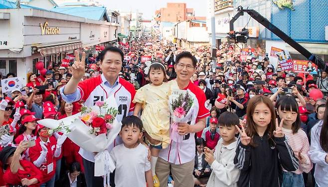 김문수 국민의힘 대선 후보가 25일 오후 충남 서산시 로데오거리에서 열린 유세 에서 지지를 호소하고 있다. ⓒ데일리안 방규현 기자