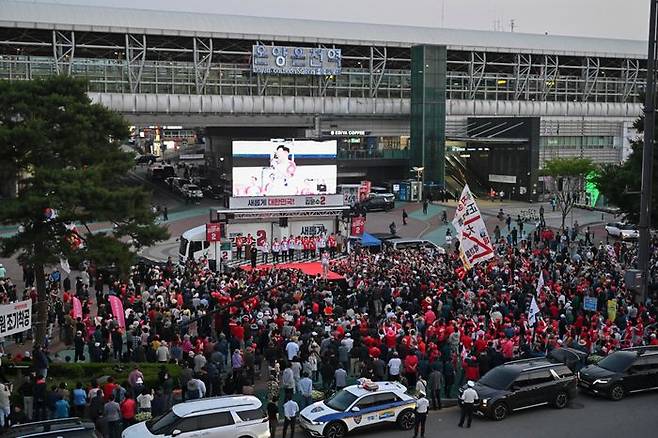 김문수 국민의힘 대선 후보가 25일 오후 충남 아산시 온양온천역 앞 광장에서 열린 '기적으로 만들 진짜 아산' 유세에서 지지를 호소하고 있다. ⓒ데일리안 방규현 기자
