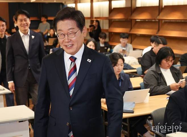 더불어민주당 이재명 대선 후보가 25일 서울 여의도 당사에서 열린 기자회견에 입장하고 있다. ⓒ연합뉴스