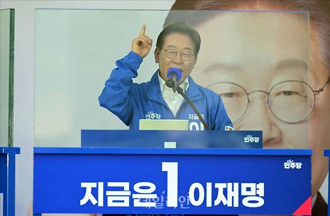 이재명 더불어민주당 대선 후보가 지난 24일 오후 경기도 안산시 안산문화광장 유세에 참석해 시민들의 지지를 호소하고 있다. ⓒ데일리안 홍금표 기자