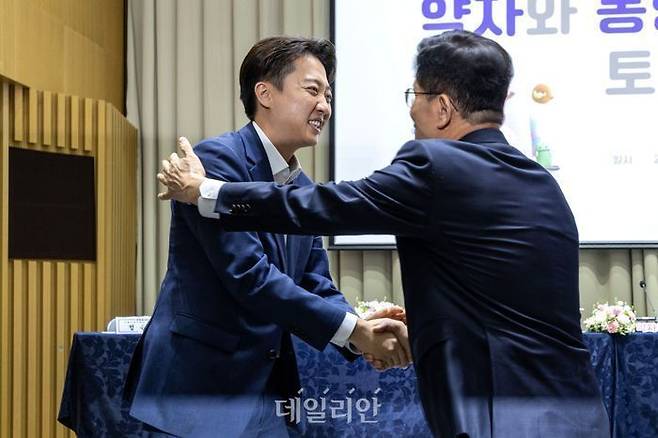 이준석 개혁신당 대선 후보와 김문수 국민의힘 대선 후보가 지난 19일 오전 서울시청에서 열린 약자와 동행하는 서울 토론회에 기념촬영을 마치고 인사하고 있다. ⓒ데일리안 방규현 기자