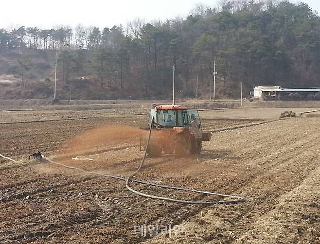맞춤형 발효액비 살포 모습. ⓒ여주한돈협회 영농조합법인