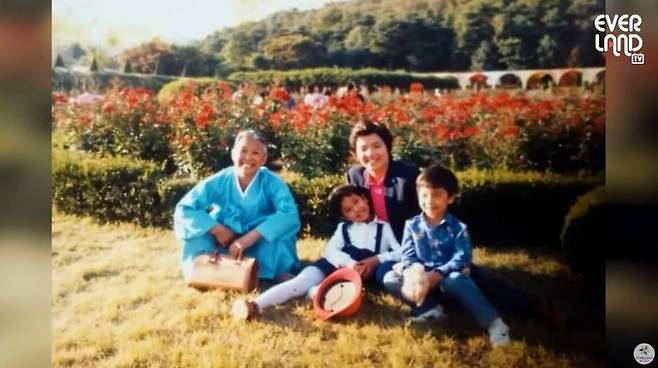 에버랜드 유튜브 및 인스타그램에 업로드된 장미축제 40주년 추억사진 스페셜 AI영상 캡처 이미지ⓒ삼성물산