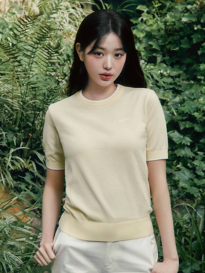 아이스온 반팔 라운드 스웨터를 착용한 장원영. 아이더 제공