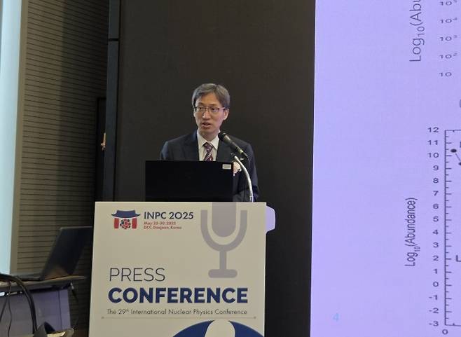 홍승우 기초과학연구원(IBS) 중이온가속기연구소장이 26일 대전컨벤션센터에서 진행된 '제29회 국제핵물리학회(INPC 2025) 프레스 컨퍼런스'에서 발표하고 있다. 이병구 기자 2bottle9@donga.com