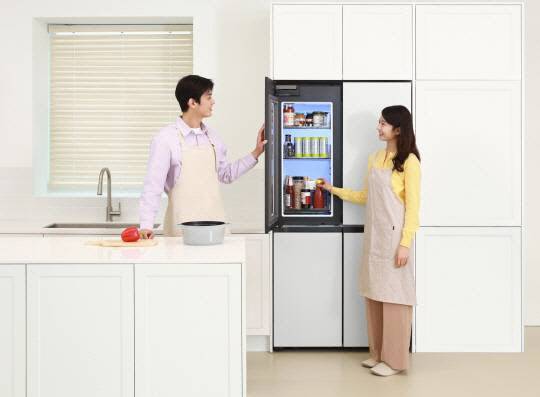 삼성전자가 '푸드 쇼케이스' 도어를 적용한 '비스포크 AI 하이브리드 키친핏 맥스' 냉장고. 삼성전자 제공