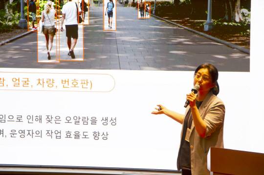 임정은 한화비전 AI 연구소장이 지난 22일 성남시 판교 R&D센터에서 열린 '인공지능(AI) 지능형 솔루션 로드쇼'에서 AI 기술을 소개하고 있다. 한화비전 제공