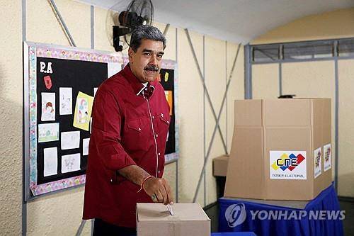 총선 투표하는 베네수엘라 마두로 대통령. [카라카스 로이터=연합뉴스]