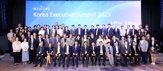 최용범 인튜이티브코리아 대표(1열 왼쪽 다섯 번째)와 이만 제디 글로벌 수석 부사장(1열 왼쪽 두 번째)을 비롯한 의료진, 병원 관계자들이 KES 2025 성료 기념 사진을 촬영하고 있다. 인튜이티브서지컬코리아 제공.