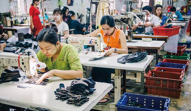 동남아 각국은 수출 시장 다변화에 힘쓰고, 내수 시장을 키우고 강화하며, 고부가가치 산업으로 산업구조를 빠르게 전환해야 한다. / 사진 셔터스톡