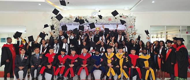 2024년 8월 24일 여덟 번째를 맞은 LG-코이카 희망직업훈련학교 졸업식에 졸업생과 관계자가 기념사진을 촬영하고 있다. / 사진 코이카