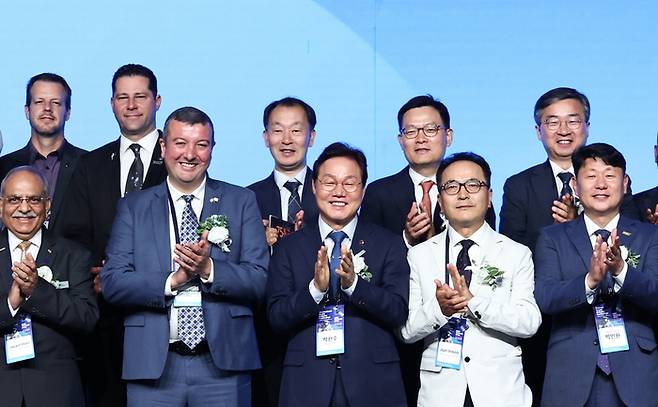 박완수 경남도지사(앞줄 왼쪽 세번째)를 비롯한 행사 주요 참석자들이 26일 서울 그랜드 하얏트 호텔에서 열린 '2025 국제 우주산업 콘퍼런스' 개회를 축하하고 있다.