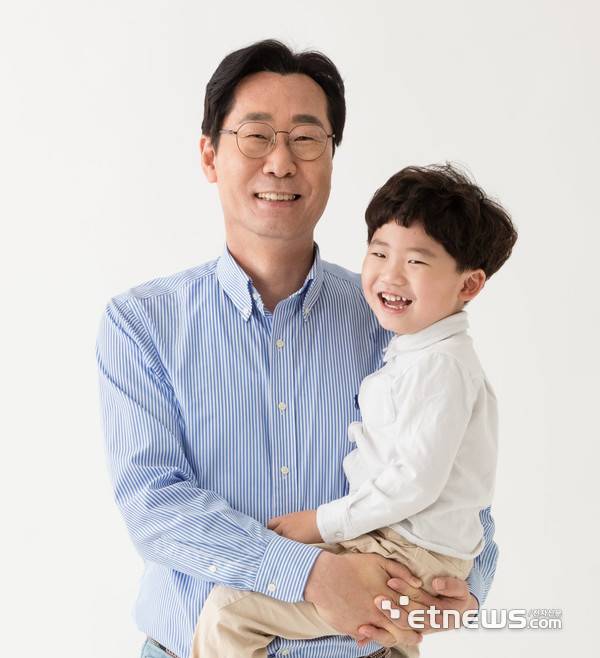 화성시가 2024년 출생아 수 7200명을 기록하며 2년 연속 전국 지자체 출생아 수 1위를 차지했다. 사진은 정명근 화성시장이 아이를 안고 있는 모습.