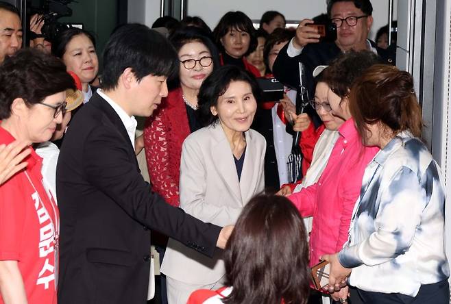 국민의힘 김문수 대선후보 배우자 설난영 여사(가운데)가 21일 서울 여의도 중앙당사에서 열린 정정당당여성본부 필승결의대회에 참석하고 있다. 2025.5.21 [공동취재] kjhpress@yna.co.kr (끝) / 사진=연합뉴스