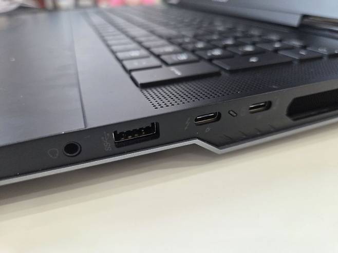 MSI 타이탄 18 HX AI 오른쪽 측면. 사진=구자윤 기자