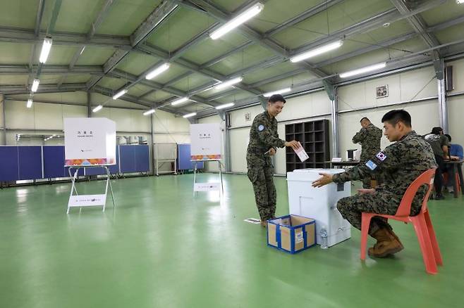 합참은 제21대 대통령선거를 앞두고 지난 20일부터 25일(현지시간)까지 해외파병 장병들이 재외투표를 실시 중이라고 23일 밝혔다. 한빛부대 장병들이 투표에 참여하고 있다. 합참 제공