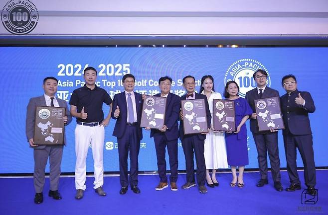 지난 4월 24일 중국 선전에서 '2024-2025 아시아-퍼시픽 100대 골프코스' 선정 시상식이 진행되고 있다. 라오라오베이 골프 리조트 이대현 지배인(가운데) 등이 기념 촬영을 하고 있다. 휴림로봇 제공