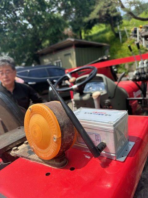 횡성군이 26일 서원면 석화2리 지역 농기계 23대에 사고감지 정보전달 단말기를 설치했다. 횡성군 제공