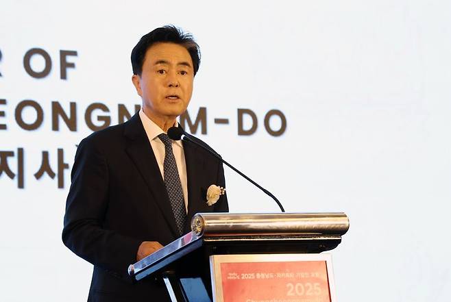 김태흠 충남지사가 26일(현지시간) 인도네시아 자카르타 쉐라톤 호텔에서 열린 ‘2025 충청남도 자카르타 기업인 포럼’에서 환영사를 하고 있다.