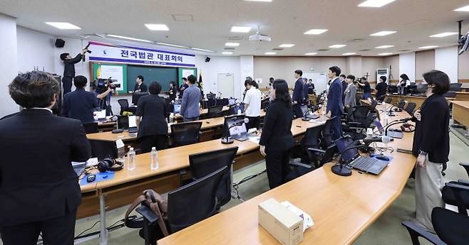 법관대표회의 의장인 김예영 서울남부지법 부장판사를 비롯한 법관들이 26일 경기 고양시 일산동구 사법연수원에서 열린 전국법관대표회의에서 국기에 대한 경례를 하고 있다.(공동취재) /사진=뉴시스