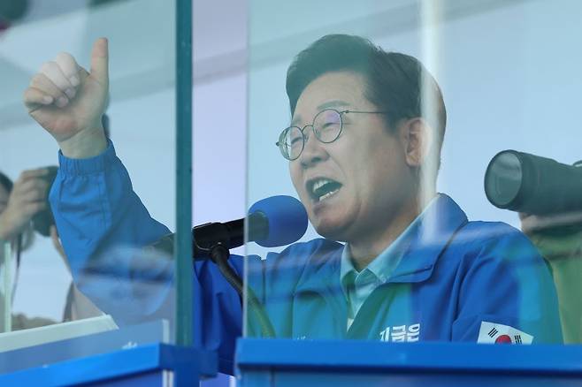 이재명 더불어민주당 대선후보가 26일 경기 수원시 팔달문 영동시장 입구에서 열린 집중유세에서 연설하고 있다. 공동취재단