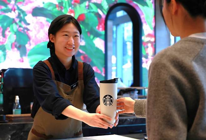 스타벅스 직원이 '일회용 컵 없는 날' 을 맞아 매장을 방문한 고객에게 개인 컵에 커피를 담아 제공하고 있다. 스타벅스 코리아 제공
