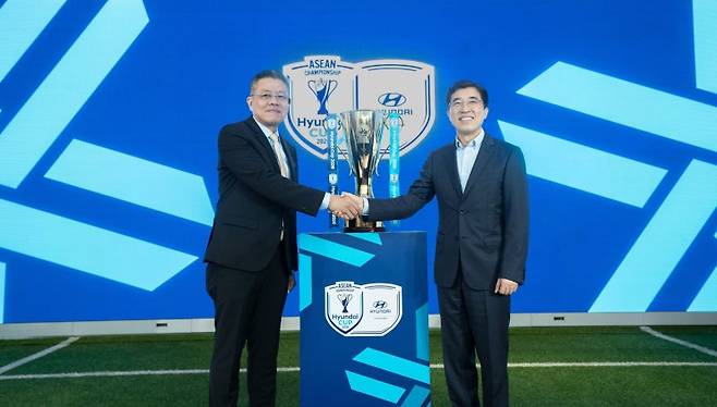 김성남 현대자동차 아태권역본부장(오른쪽)과 키에프 사메스 동남아시아축구연맹 회장이 26일 현대차 인도네시아 공장(HMMI)에서 동남아시아 권역 남자 국가대표 축구 대회의 공식 명칭을 '아세안 현대컵'으로 변경하는 파트너십을 체결한 후 기념촬영을 하고 있다. 현대차 제공
